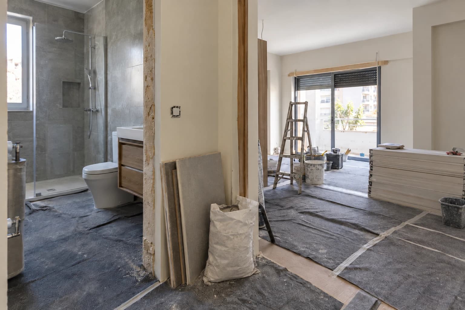 Apartamento em remodelação organizada no Grande Porto, com materiais arrumados e piso protegido