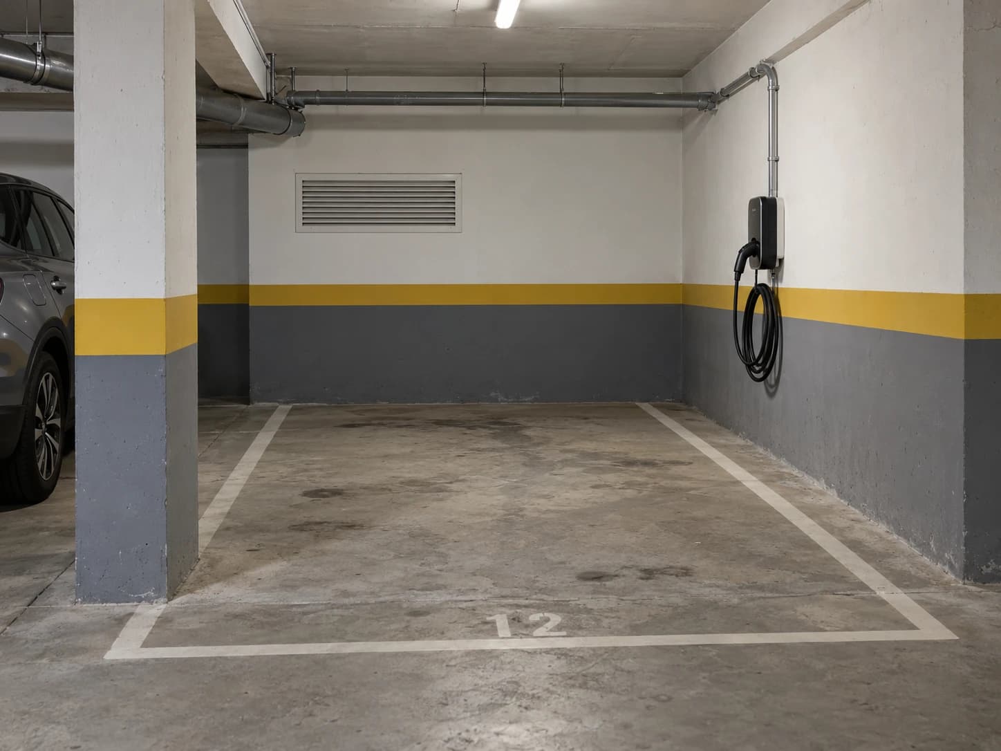 Ponto de carregamento num lugar de garagem em condomínio